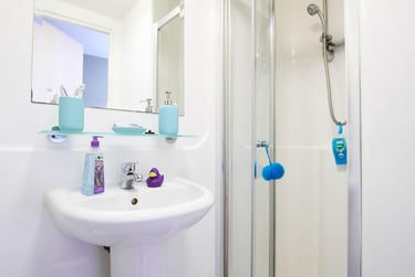 Lower Ground Floor En Suite at Europa, 190 Erskine Street, City Centre, Liverpool, L61AL - Image 3